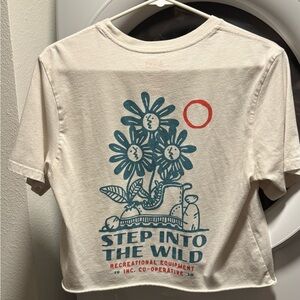 🌼 Rei Co-op graphic t-shirt “step into the wild” graphic tee flower graphic tee